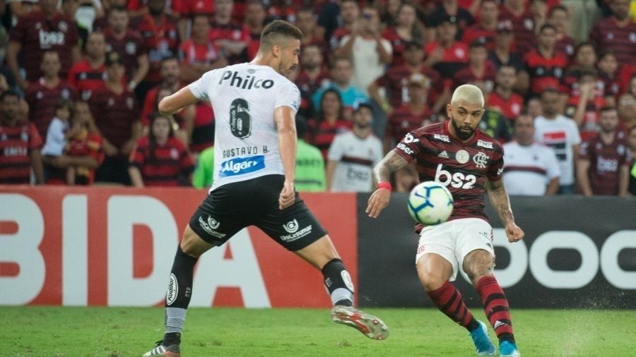 Gabigol chuta por cobertura para marcar o gol da vitória do Flamengo sobre o Santos - Alexandre Vidal / Flamengo