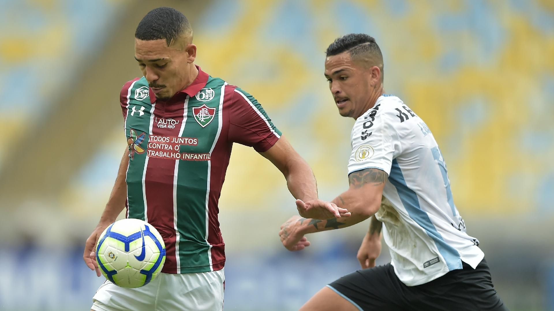 Gilberto, jogador do Fluminense, disputa lance com Luciano, do Grêmio, durante partida pelo Campeonato Brasileiro