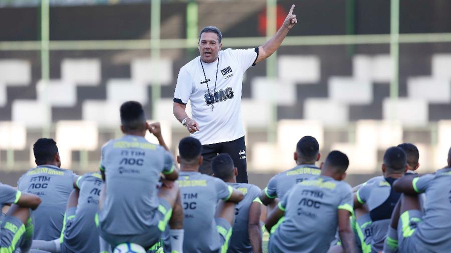 Luxemburgo comanda treino do Vasco; técnico já começa a "olhar para cima" na tabela do Brasileirão - Rafael Ribeiro/Vasco