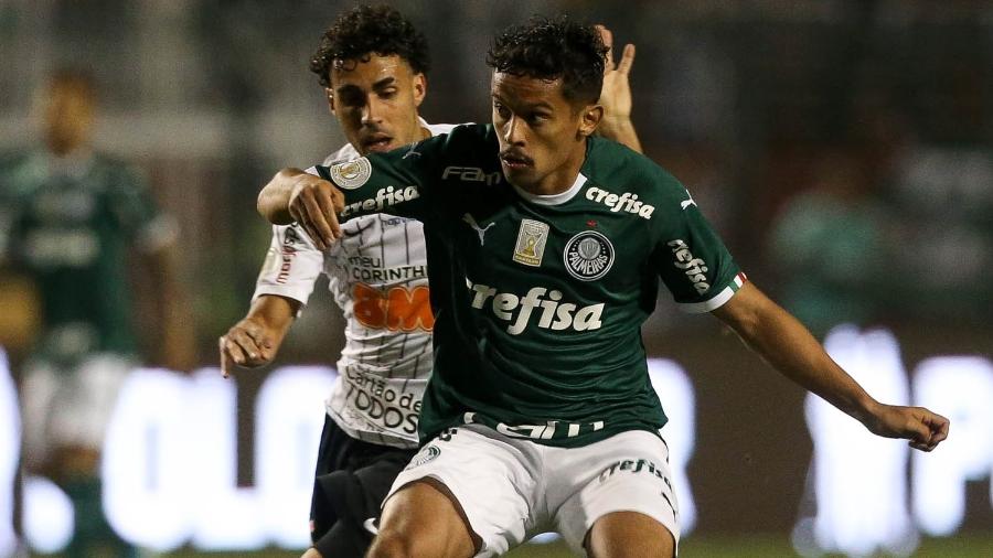 Gustavo Scarpa e Gabriel durante clássico Palmeiras x Corinthians disputado no ano passado - Cesar Greco/Ag. Palmeiras/Divulgação