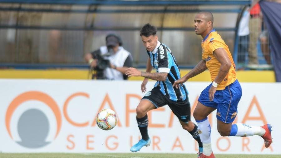 Ferreira, meia-atacante do Grêmio, tenta jogada contra o Pelotas na Recopa Gaúcha - Max Peixoto/Federação Gaúcha de Futebol