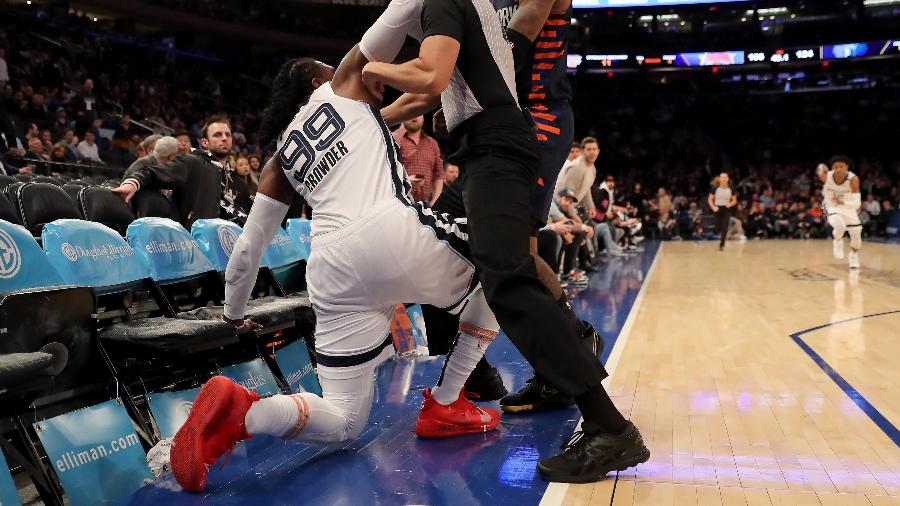 Jae Crowder (99) foi empurrado por Elfrid Payton para fora da quadra por tentar cesta de três no fim do jogo Knicks x Grizzlies - Elsa/Getty Images/AFP