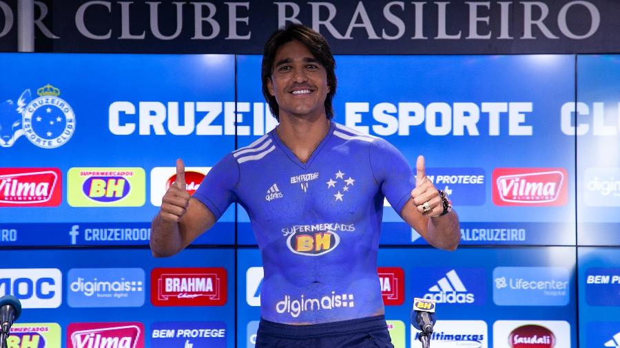 Atacante Marcelo Moreno foi apresentado oficialmente no Cruzeiro e chega para sua terceira passagem pelo clube - Bruno Haddad/Cruzeiro