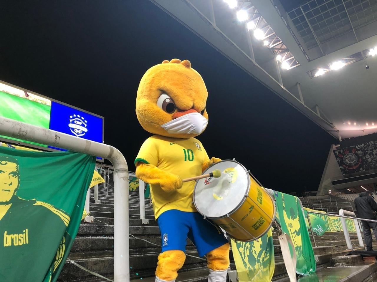  Canarinho Pistola na torcida pela seleção brasileira na partida contra a Bolívia, pelas Eliminatórias