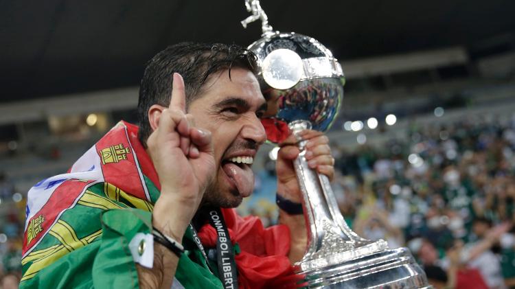 Palmeiras coach Abel Ferreira lifts the Copa Libertadores da America at the Maracana - Ricardo Moraes/Getty Images - Ricardo Moraes/Getty Images