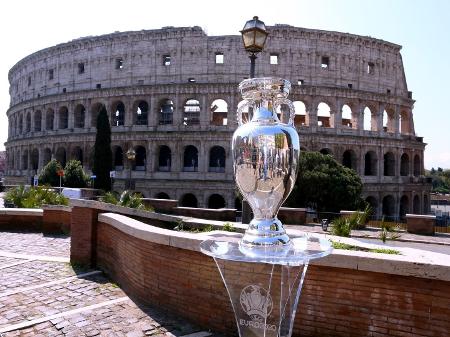 Taça da Eurocopa em frenta ao Coliseu, em Roma, na Itália - Reprodução