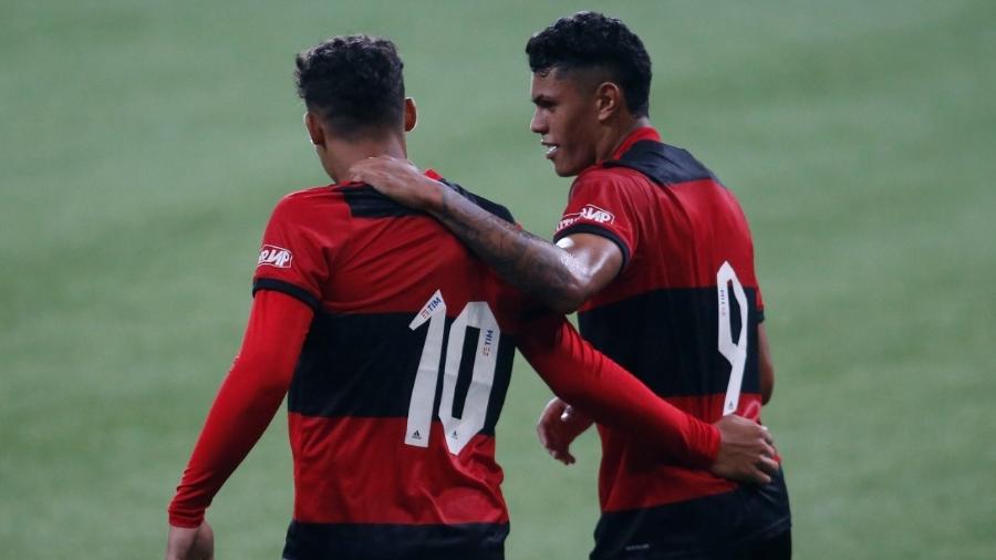 Victor Hugo e Matheusão, do sub-17 do Flamengo - Fernando Roberto / Agência Futpress