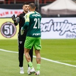 Tiago Volpi e Weverton se cumprimentam no gramado do Morumbi, antes do duelo entre São Paulo e Palmeiras - Flavio Corvello/Estadão Conteúdo