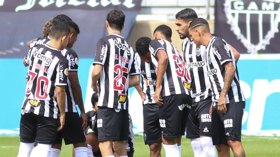Jogadores do Atlético-MG em momento de união minutos antes de a bola rolar contra o Fortaleza - Fernando Moreno/AGIF