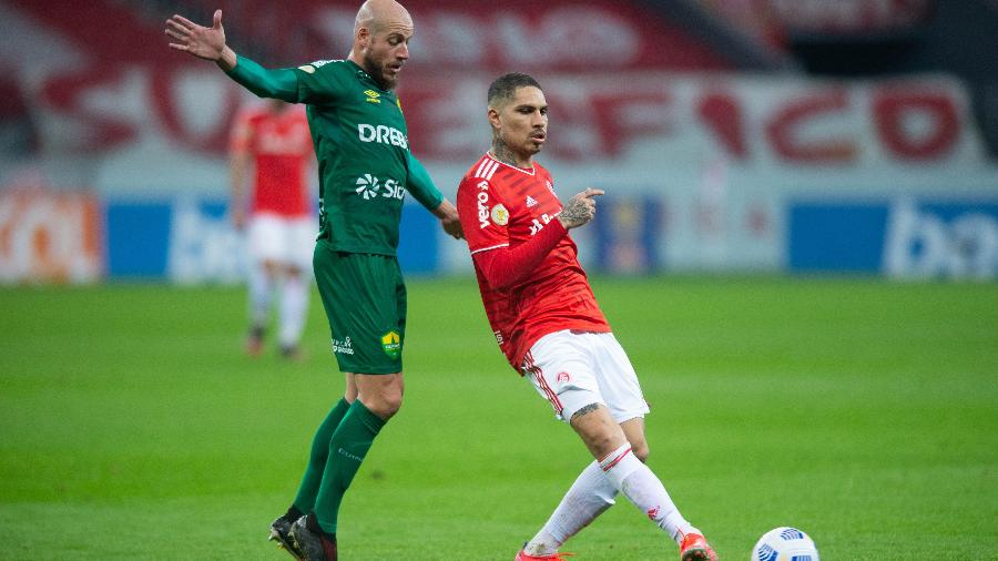 Paolo Guerrero controla a bola em retorno ao Inter em jogo contra o Cuiabá - MAX PEIXOTO/DIA ESPORTIVO/ESTADÃO CONTEÚDO