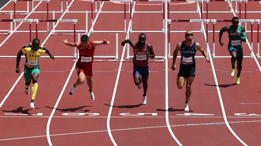 Gabriel Constantino (direita) na semifinal dos 110m com barreiras masculino - Giuseppe CACACE / AFP