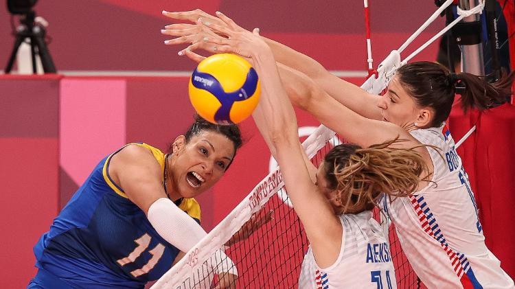 Tandara ataca durante jogo da seleção brasileira feminina de vôlei contra a Sérvia nas Olimpíadas de Tóquio-2020 - Wander Roberto/COB - Wander Roberto/COB