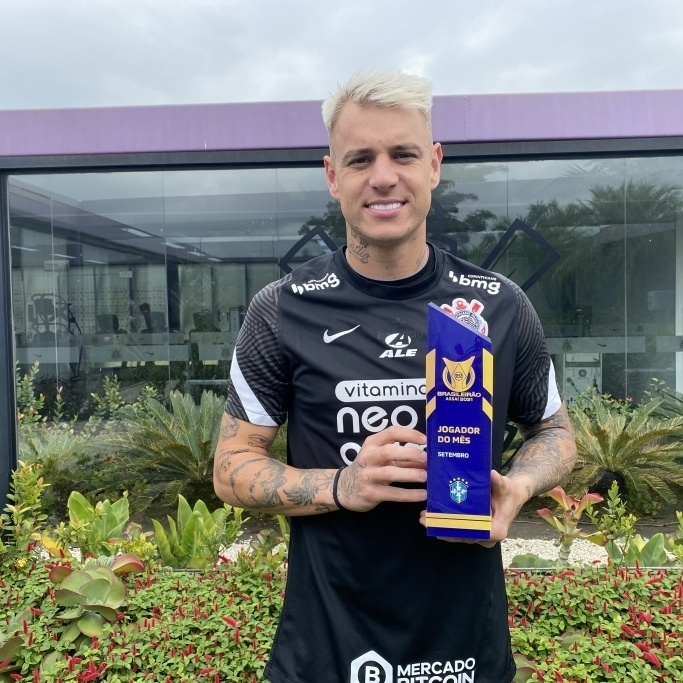 Ex-Corinthians recebe prêmios de Craque e Melhor Atacante do Campeonato  Russo; confira