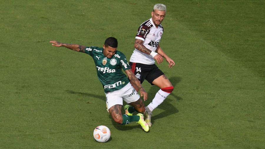 Dudu e Arrascaeta disputam a bola durante a final da Libertadores 2021 entre Palmeiras e Flamengo, em Montevidéu - Staff Images/Conmebol
