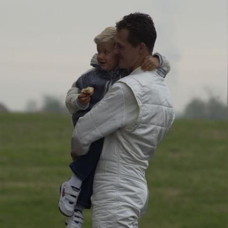 Michael Schumacher e o filho Mick, ainda criança