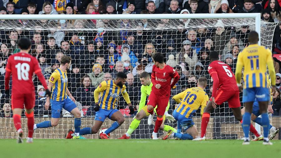9.1.21 - Roberto Firmino, do Liverpool, faz gol de calcanhar no jogo contra Shrewsbury Town na Copa da Inglaterra - Clive Brunskill/Getty Images