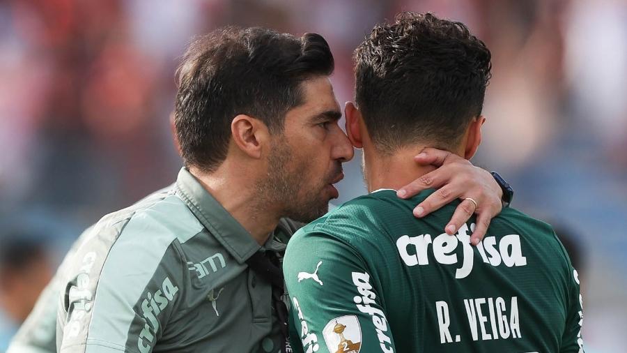 Abel Ferreira orienta Raphael Veiga, do Palmeiras, na final da Libertadores 2021 - Cesar Greco