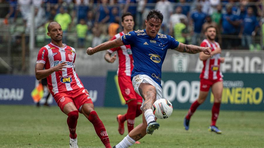 Edu, do Cruzeiro, tenta jogada durante partida contra o Villa Nova-MG pelo Campeonato Mineiro 2022 - Alessandra Torres/AGIF