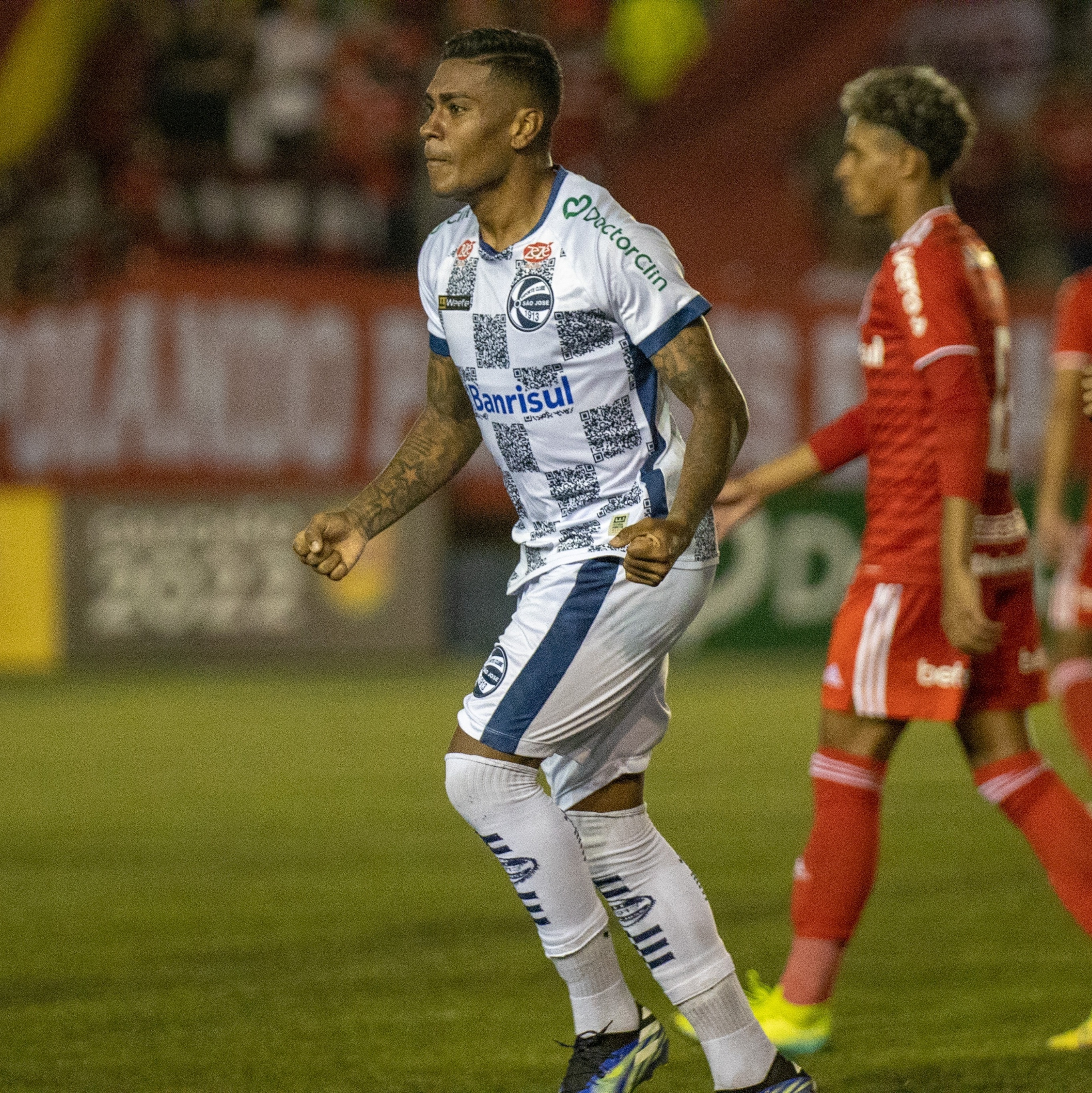 Alexsander e jogadores da base do Fluminense visitam crianças que