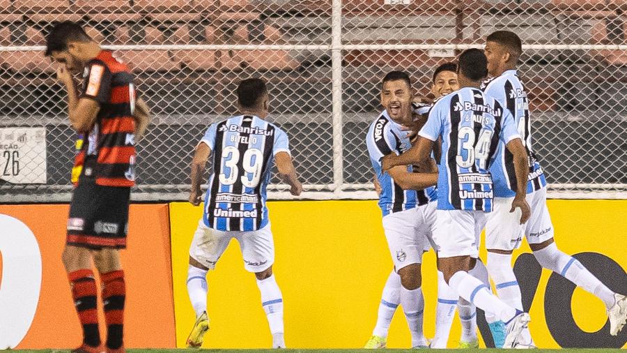 Jogadores do Grêmio celebram gol que abriu o placar diante do Ituano - Diogo Reis/AGIF