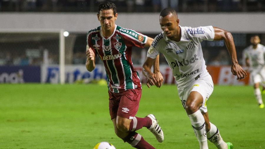 Lucas Braga,  do Santos, disputa bola com Ganso, do Fluminense em jogo pelo Brasileirão - Fernanda Luz/AGIF