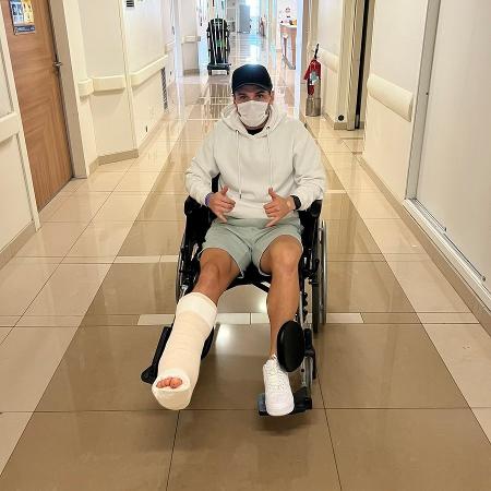 Raphael Veiga posa para foto após cirurgia no tornozelo direito - Reprodução/ Arquivo Pessoal