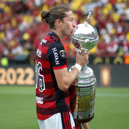 Filipe Luis, lateral do Flamengo, beija taça da Libertadores após vitória sobre o Athletico-PR, em Guayaquil - Gilvan de Souza/Flamengo - Gilvan de Souza/Flamengo