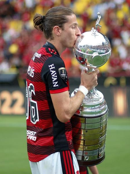 Filipe Luis, lateral do Flamengo, beija taça da Libertadores após vitória sobre o Athletico-PR, em Guayaquil - Gilvan de Souza/Flamengo