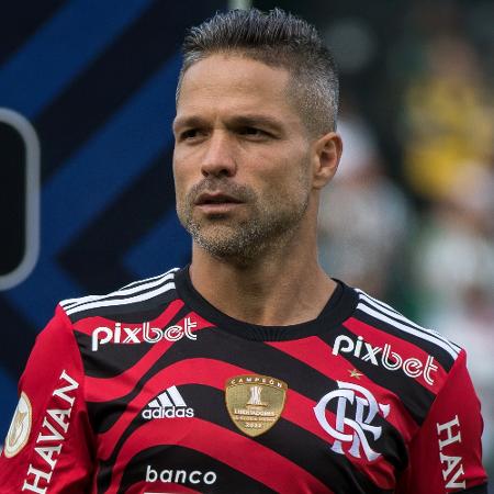Ex-meia falou sobre atual momento do clube e não descartou trabalhar no rubro-negro