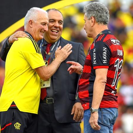 Dorival com o vice de futebol, Marcos Braz (centro), e o presidente do Fla, Rodolfo Landim (direita) - Gilvan de Souza / Flamengo