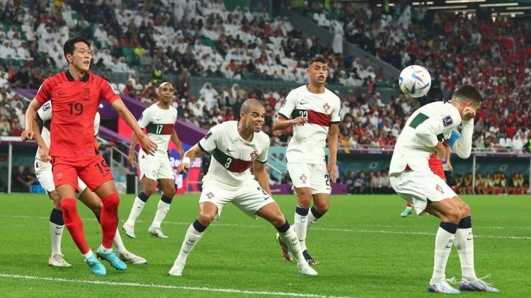 Bola bate das costas de Cristiano Ronaldo antes de sobrara para jogador da Coreia do Sul fazer o gol - Chris Brunskill/Fantasista/Getty Images - Chris Brunskill/Fantasista/Getty Images