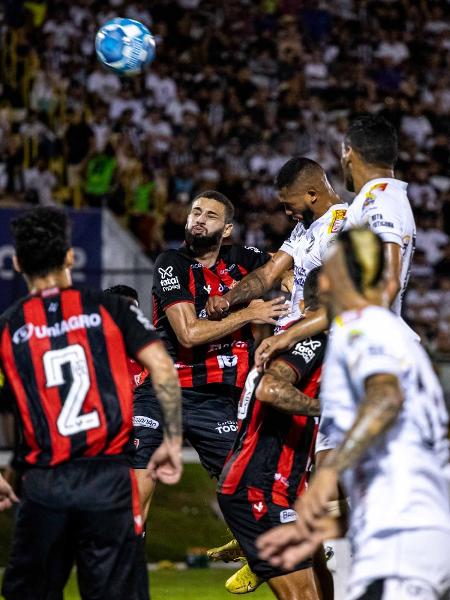Jogadores de Vitória e ABC disputam bola em partida válida pela 2ª rodada da Série B. - Paulo José/Onzex Press e Imagens
