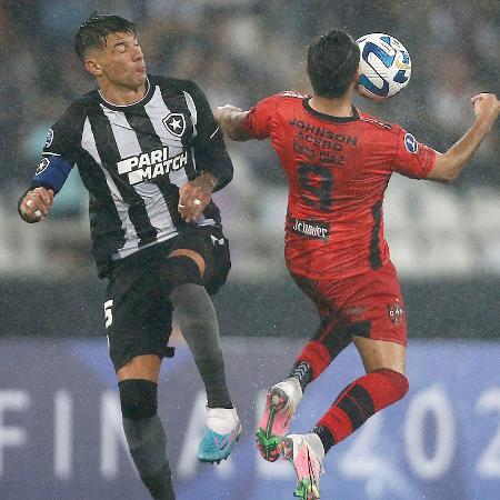 Cuesta e Enzo Díaz brigam pela bola em Botafogo x Patronato, jogo da Sul-Americana