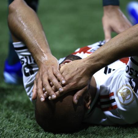 Lucas Moura, do São Paulo, lamenta após sentir lesão no jogo contra o Palmeiras, no Allianz Parque, pelo Brasileirão