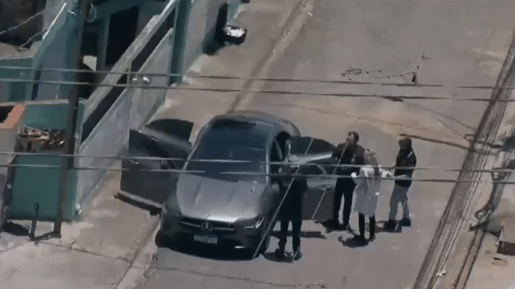 Carro ligado ao ex-jogador Marcelinho Carioca é periciado pela polícia após desaparecimento do ex-jogador