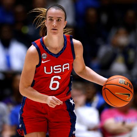 Sabrina Ionescu em partida da seleção norte-americana de basquete