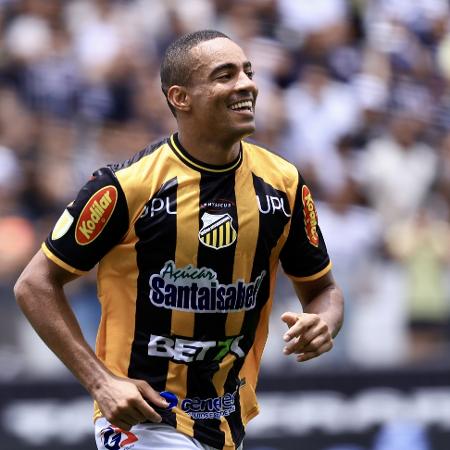 Jenison, do Novorizontino, em jogo contra o Corinthians pelo Paulista