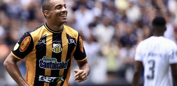 Atacante encerra jejum de quase 1 ano e brilha com hat-trick no Corinthians.