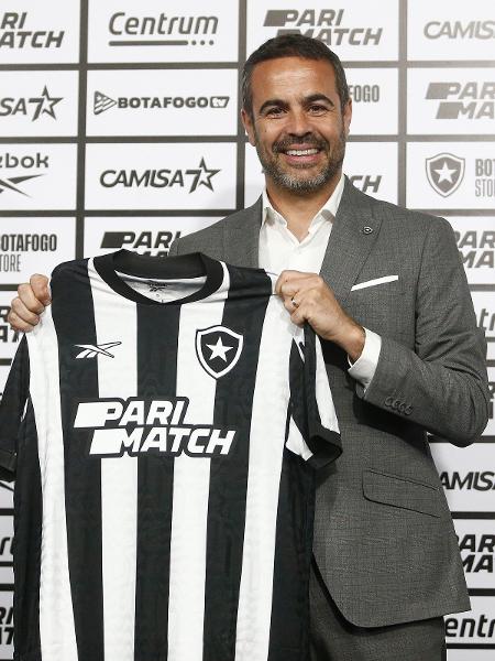 Arthur Jorge apresentado pelo Botafogo