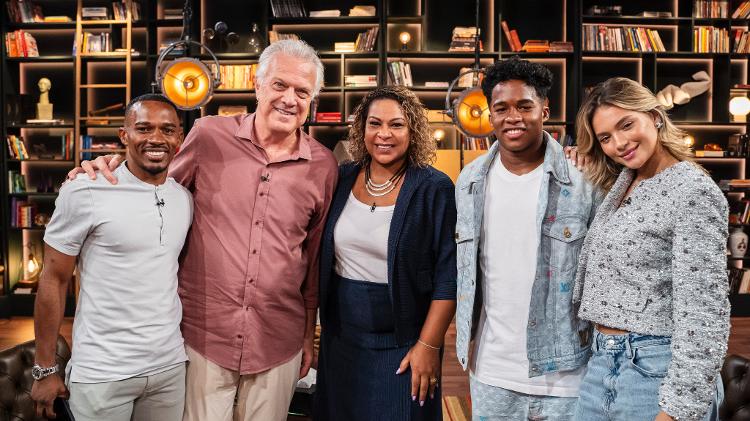Endrick e sua família com Pedro Bial durante gravação do programa 'Conversa com Bial', na Globo