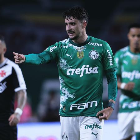 Piquerez comemora após marcar pelo Palmeiras contra o Vasco, pelo Brasileirão