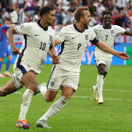 Jude Bellingham e Harry Kane correm para celebrar em vitória da Inglaterra na Eurocopa