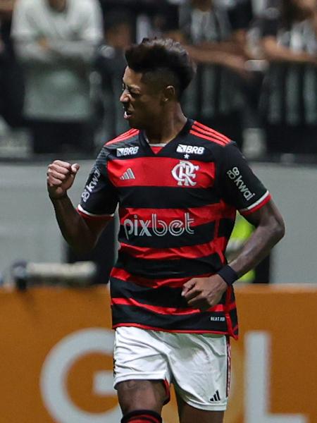 Bruno Henrique comemora gol marcado pelo Flamengo no jogo contra o Atlético-MG, pelo Campeonato Brasileiro