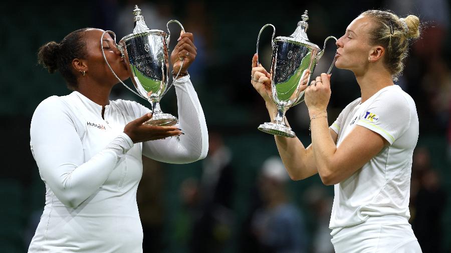 Taylor Townsend (esq.) e Katerina Siniakova com o troféu de campeãs de duplas de Wimbledon em 2024