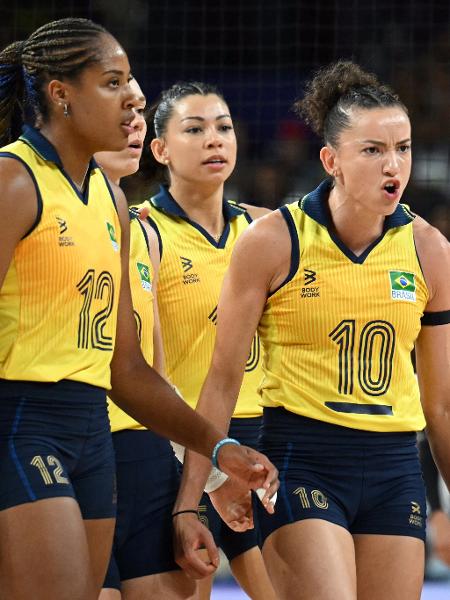 Gabi e Ana Cristina durante jogo de vôlei feminino nas Olimpíadas de Brasil