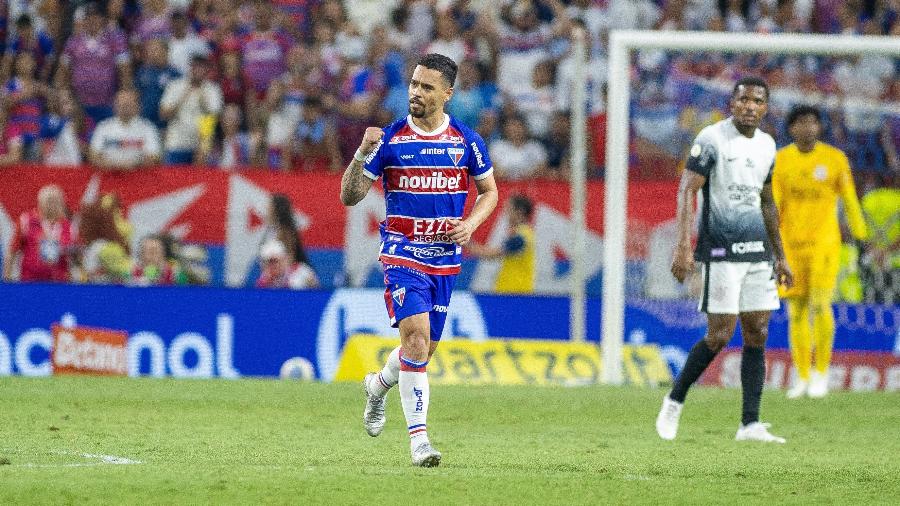 Yago Pikachu comemora gol do Fortaleza diante do Corinthians no Campeonato Brasileiro: líder