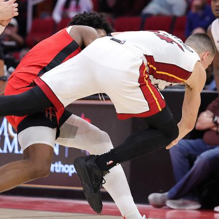 Tyler Herro, do Miami Heat, é lançado ao chão após golpe de Amen Thompson, do Houston Rockets, em jogo da NBA