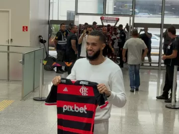 Juninho desembarca no Rio para assinar com o Flamengo: 'Muito feliz'