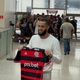 Juninho vai ao CT e assina contrato com o Flamengo; veja os detalhes