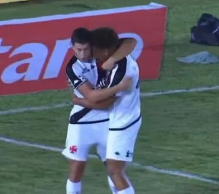 Walace (à direita) celebra gol do Vasco sobre o Boavista em duelo do Campeonato Carioca